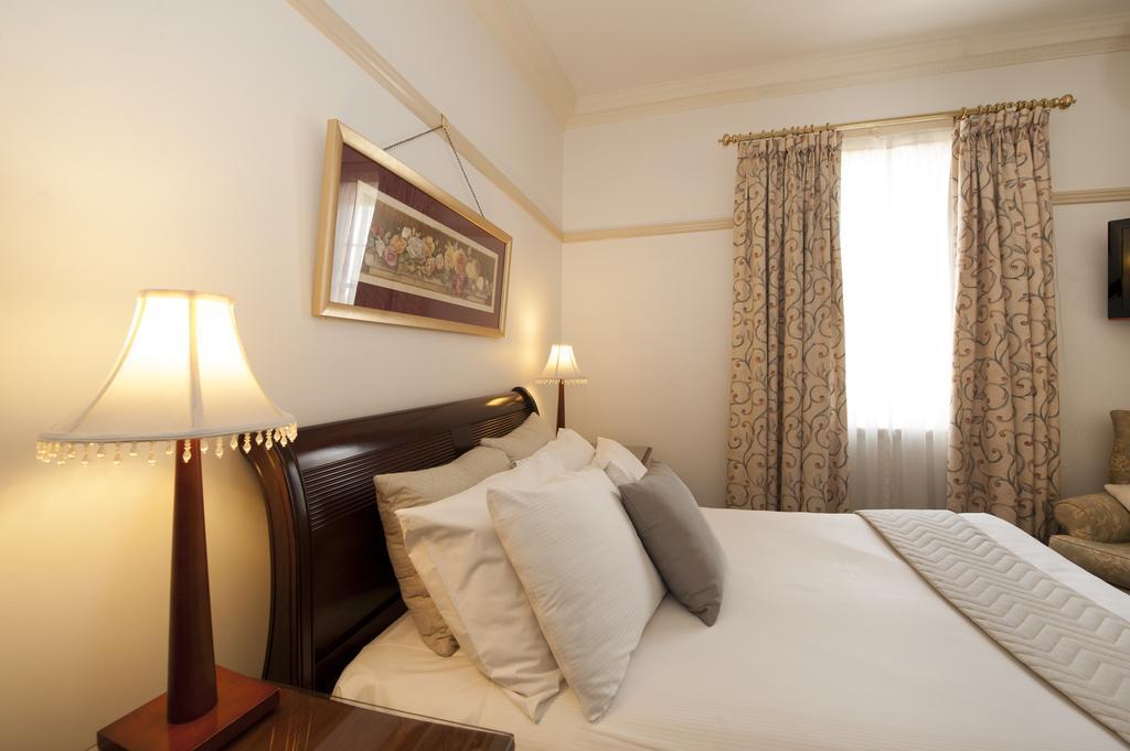 Cobb & Co Court Boutique Hotel Mudgee Bagian luar foto