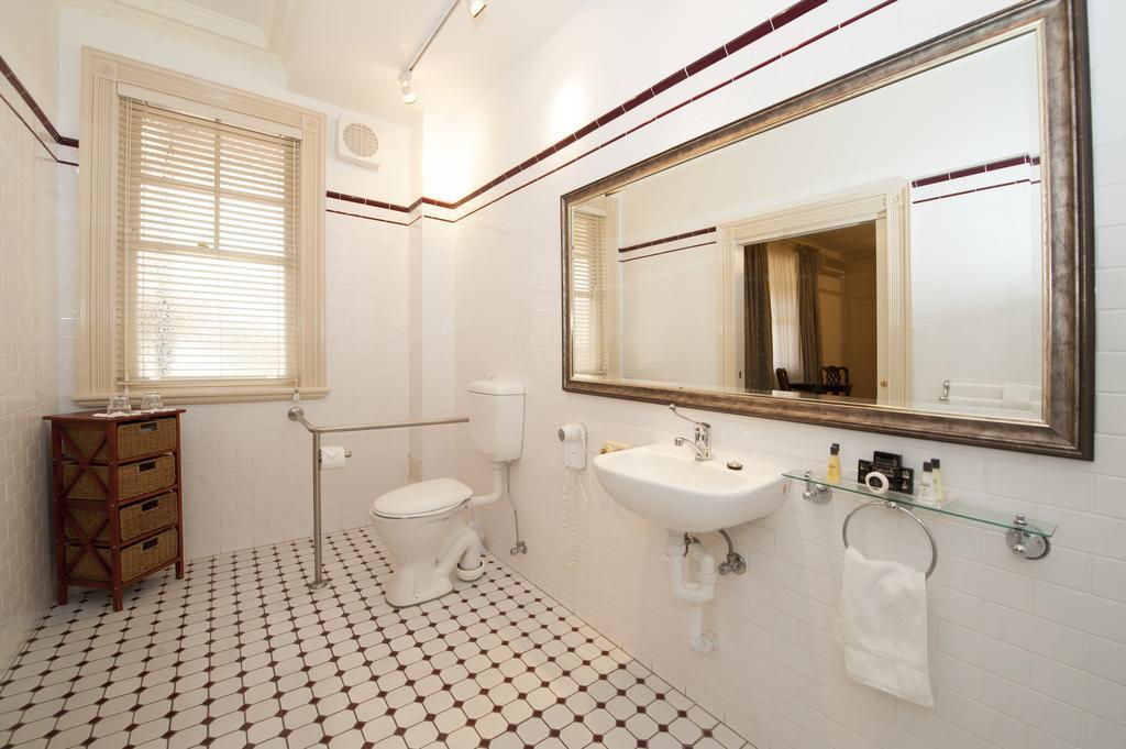 Cobb & Co Court Boutique Hotel Mudgee Bagian luar foto