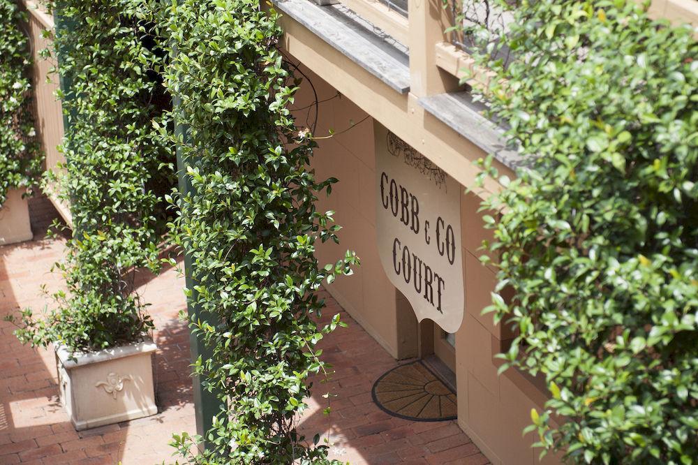 Cobb & Co Court Boutique Hotel Mudgee Bagian luar foto