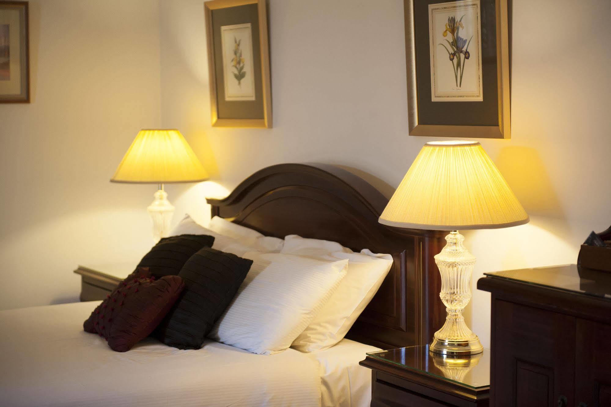 Cobb & Co Court Boutique Hotel Mudgee Bagian luar foto