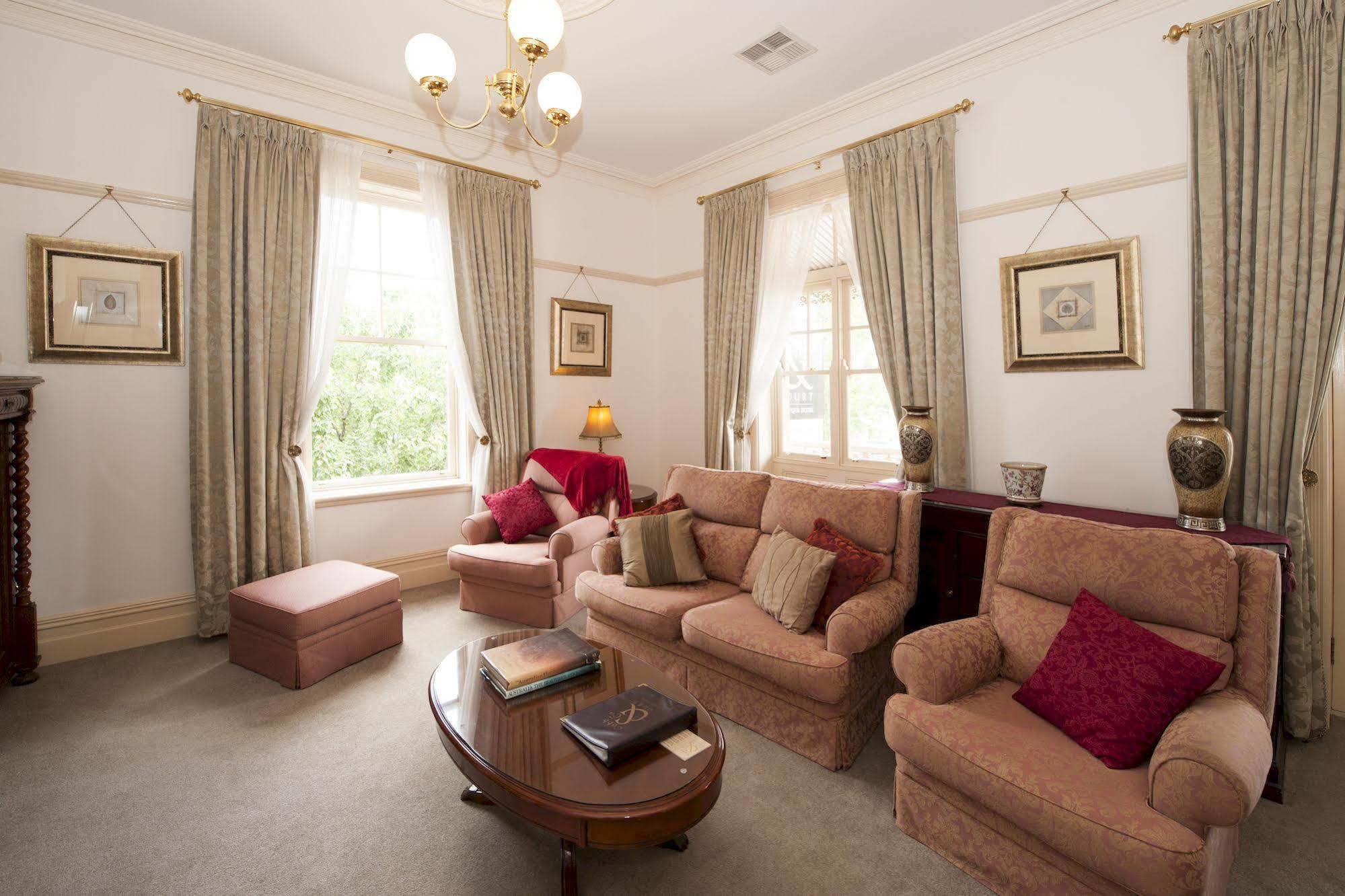 Cobb & Co Court Boutique Hotel Mudgee Bagian luar foto
