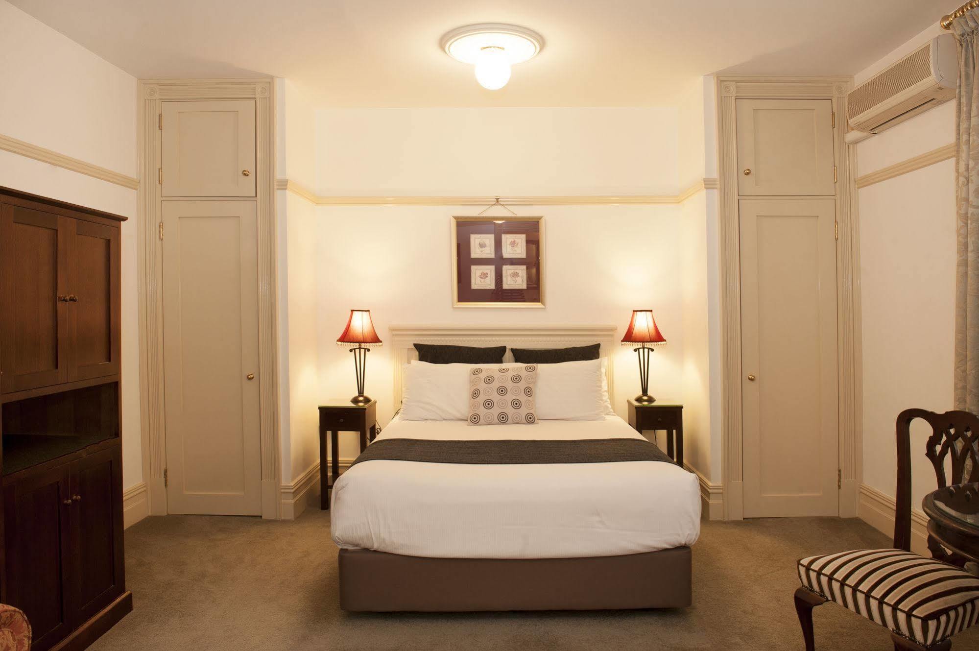 Cobb & Co Court Boutique Hotel Mudgee Bagian luar foto