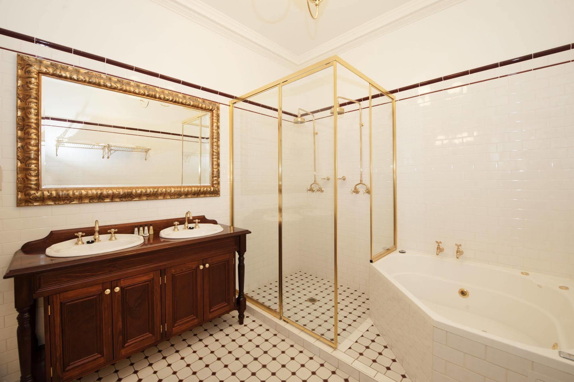 Cobb & Co Court Boutique Hotel Mudgee Bagian luar foto