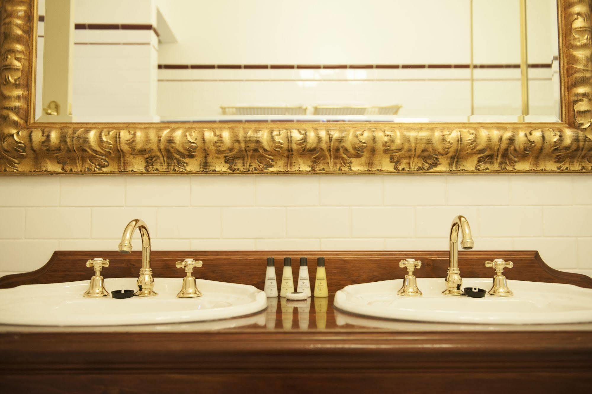 Cobb & Co Court Boutique Hotel Mudgee Bagian luar foto