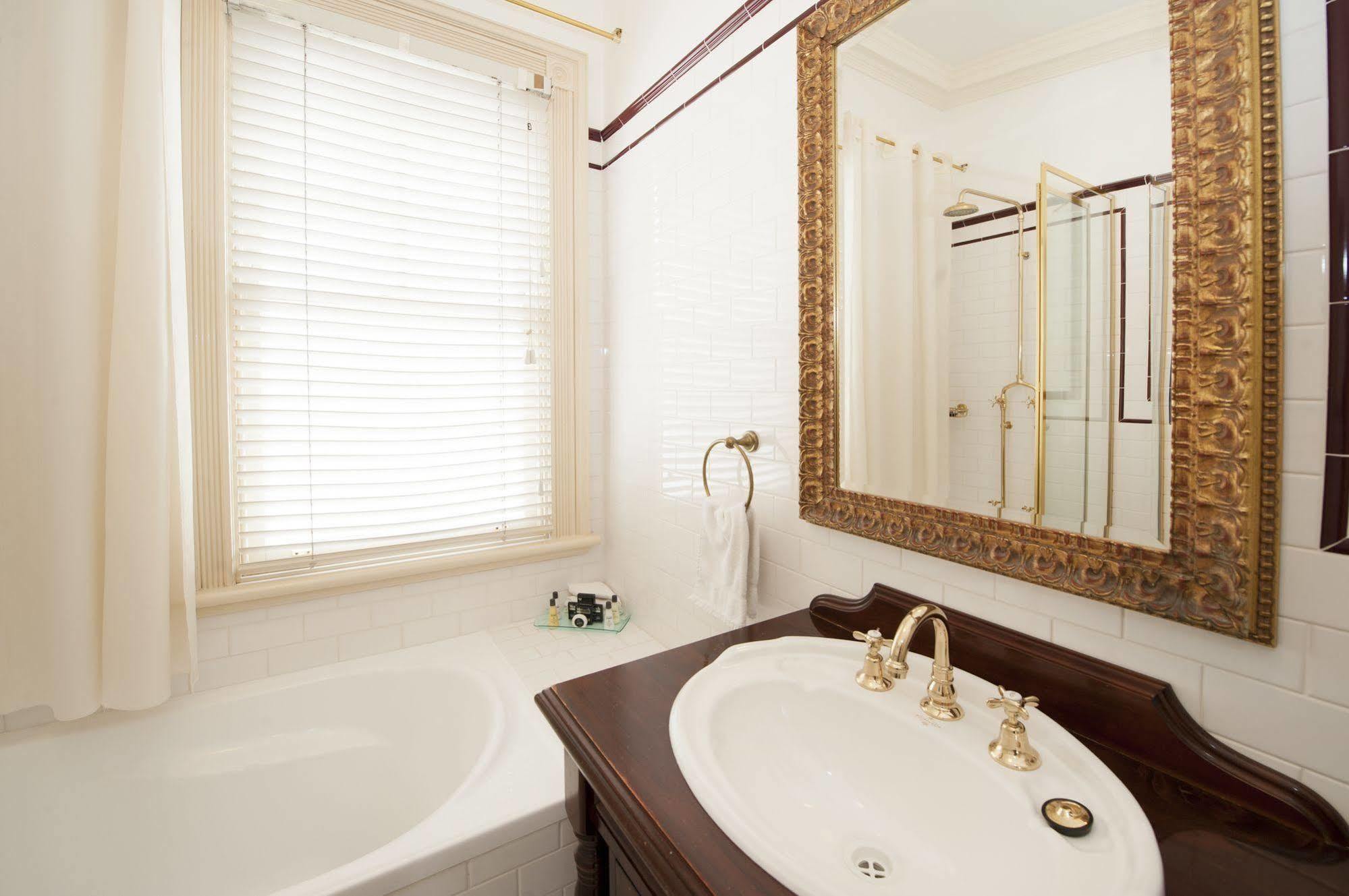 Cobb & Co Court Boutique Hotel Mudgee Bagian luar foto
