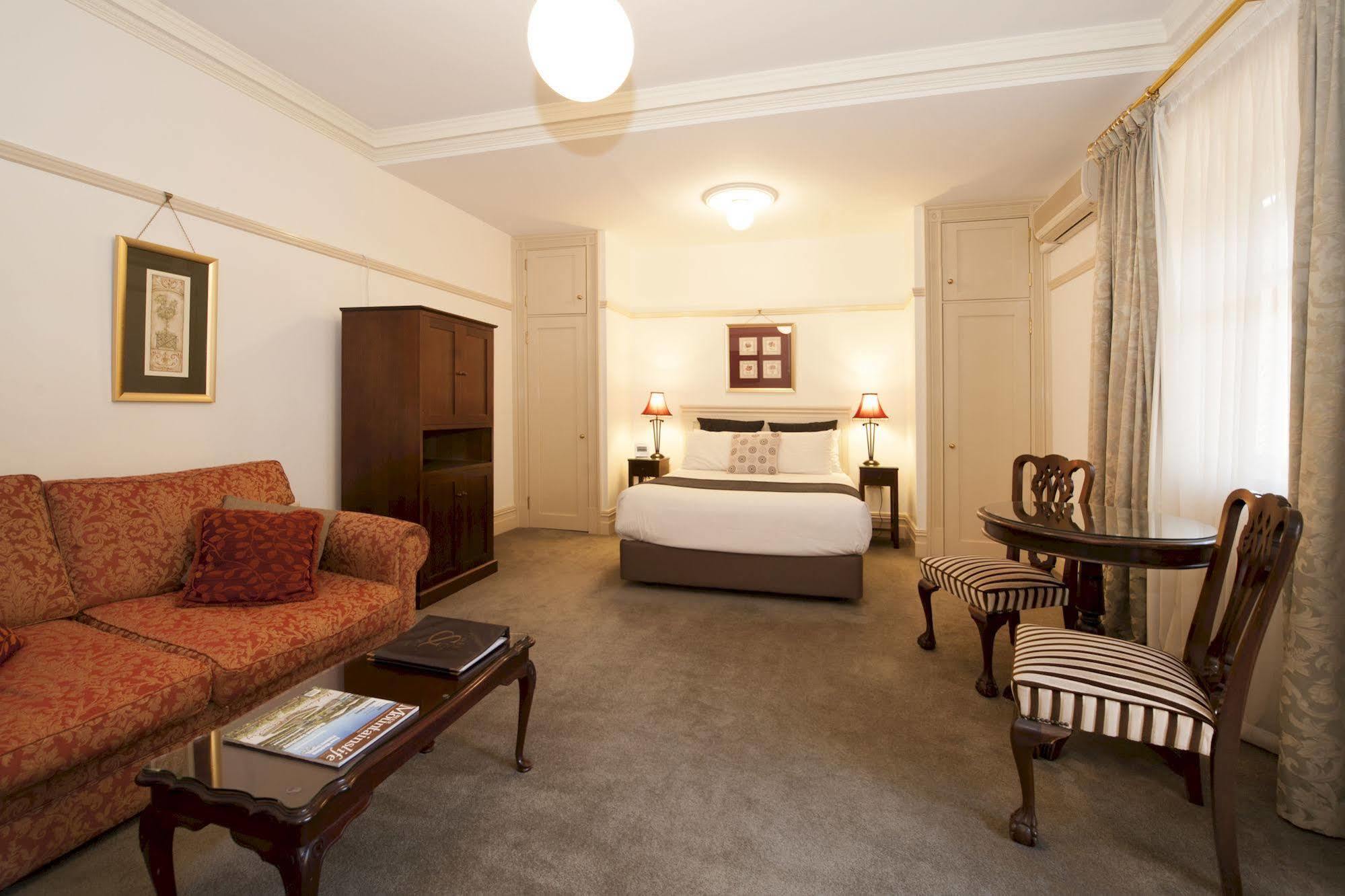 Cobb & Co Court Boutique Hotel Mudgee Bagian luar foto