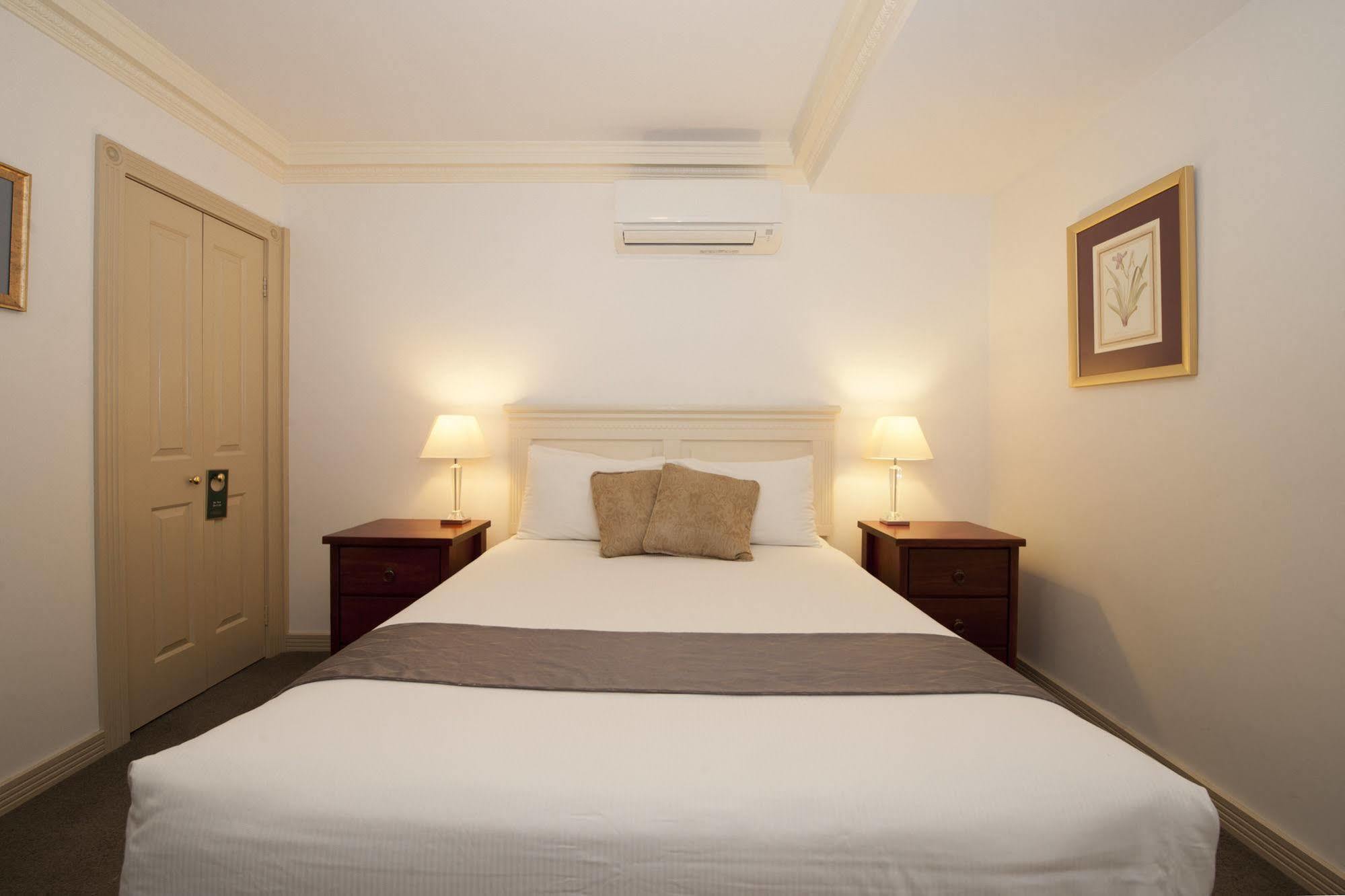 Cobb & Co Court Boutique Hotel Mudgee Bagian luar foto