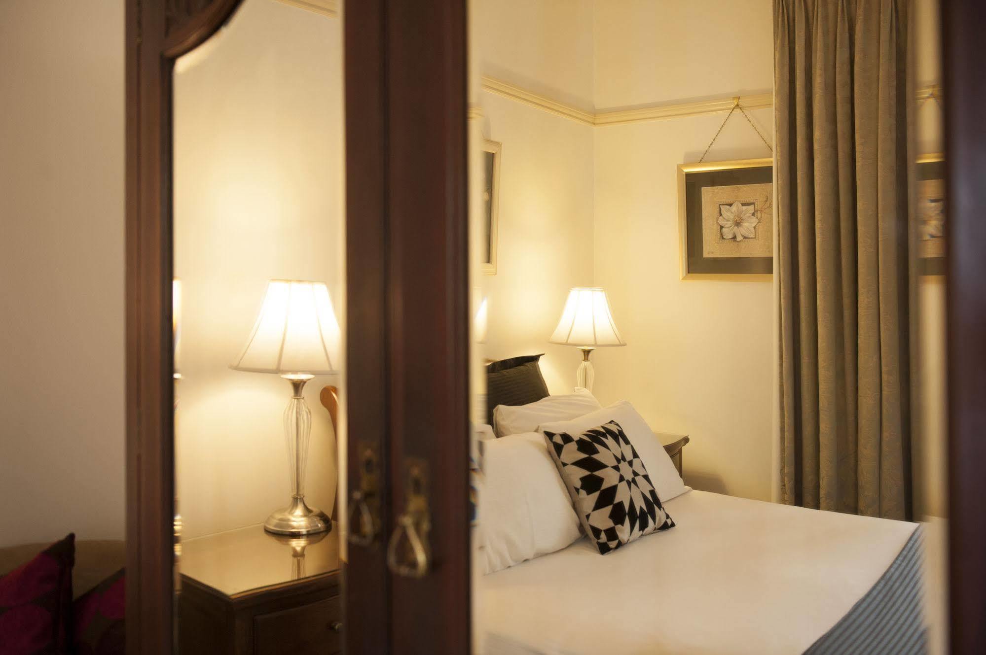 Cobb & Co Court Boutique Hotel Mudgee Bagian luar foto