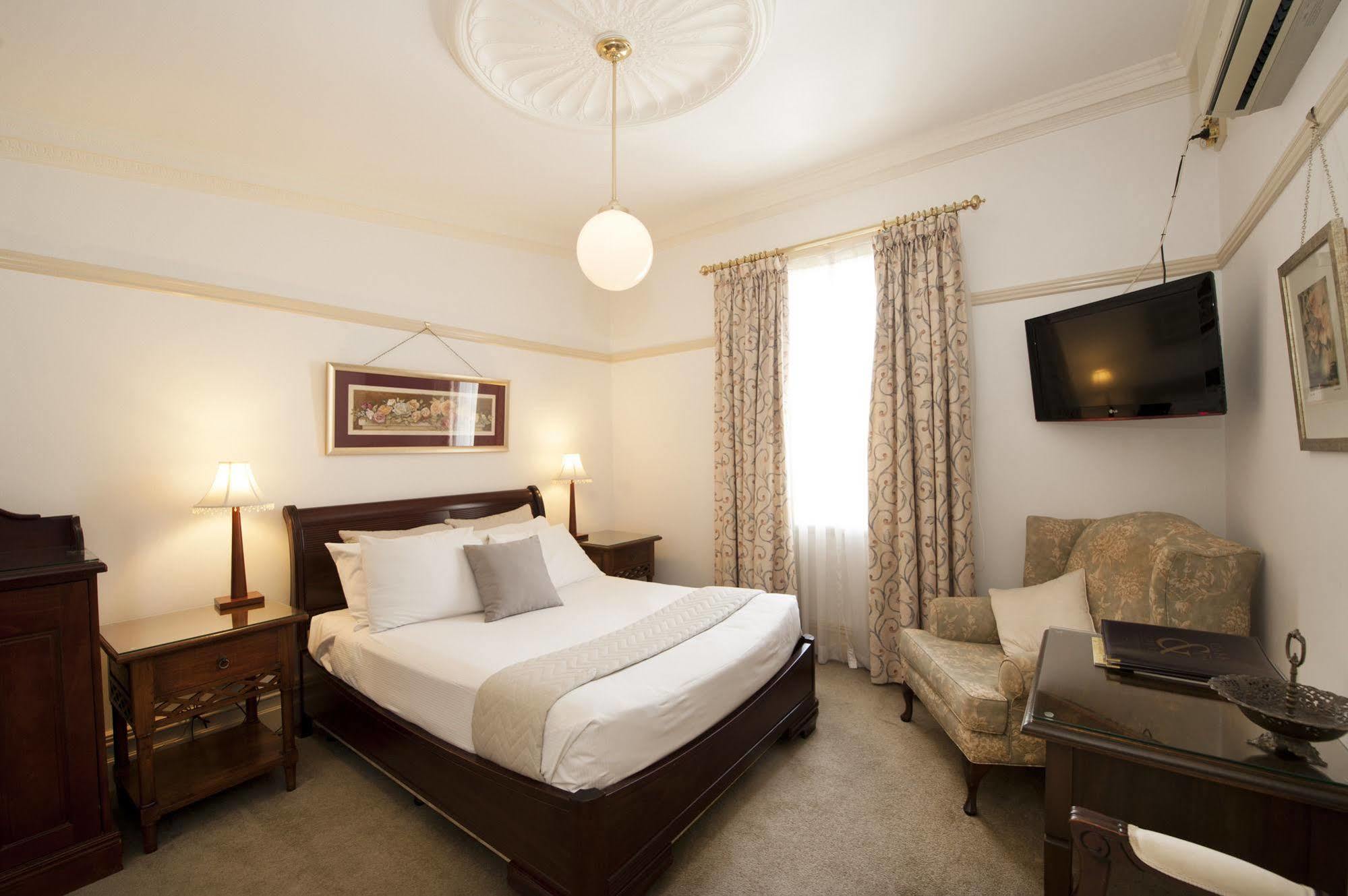 Cobb & Co Court Boutique Hotel Mudgee Bagian luar foto