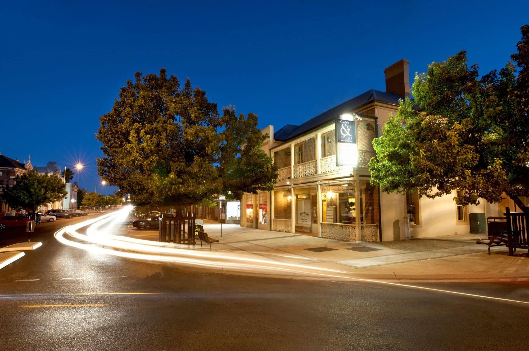 Cobb & Co Court Boutique Hotel Mudgee Bagian luar foto