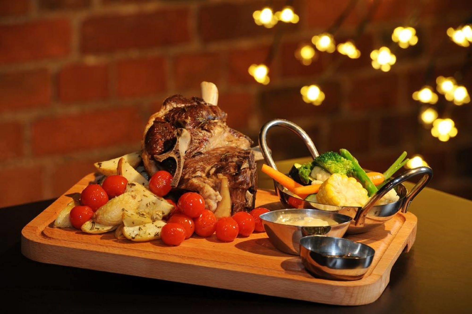 Cobb & Co Court Boutique Hotel Mudgee Bagian luar foto